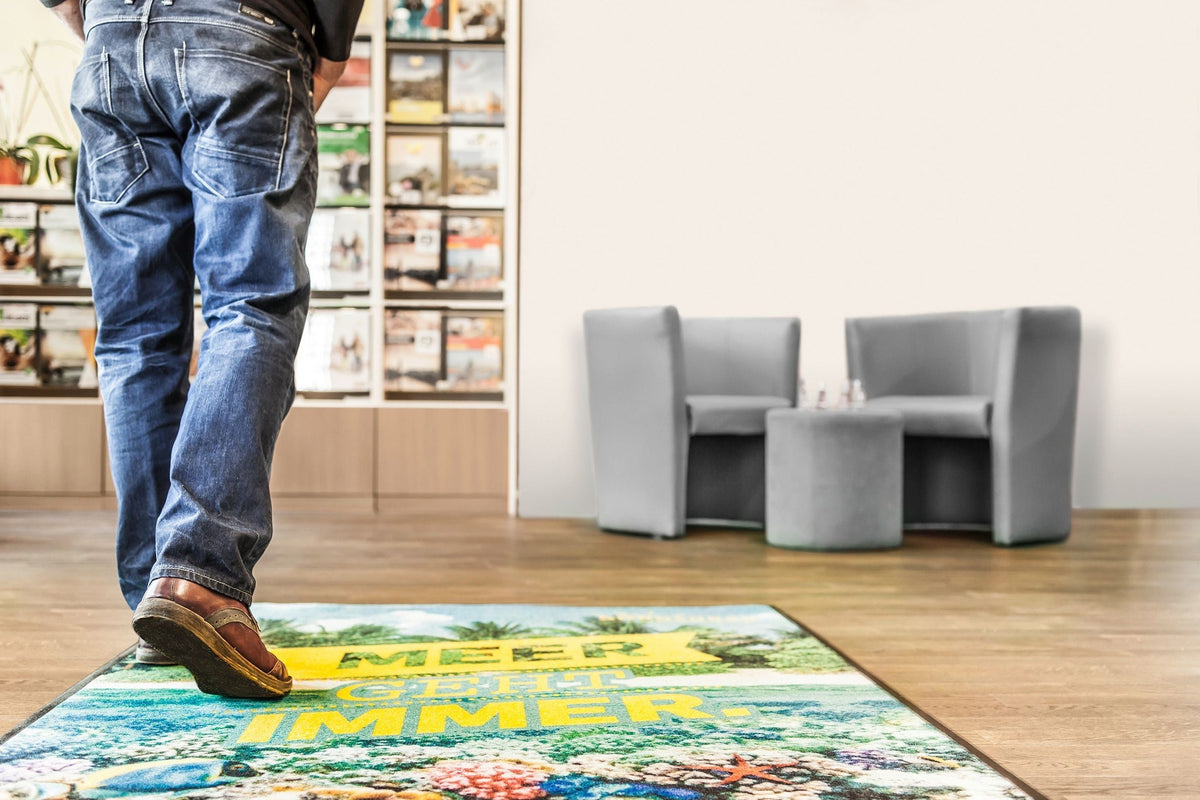 Bedruckte Logomatte in einem Ausstellungsraum der Logomatten-Welt